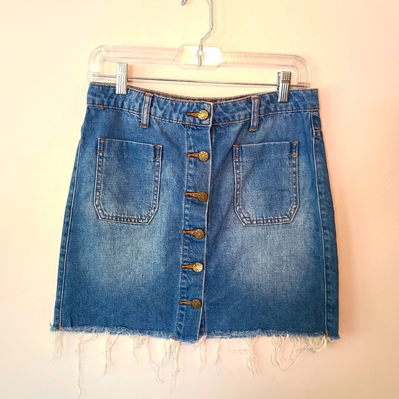 Urban Outfitters BDG Frayed Raw Hem Denim Mini Skirt Size Small - Picture 2 of 5